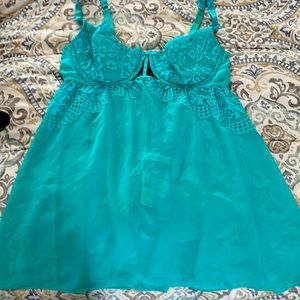 Cute babydoll lingerie set, includes top and thong panties.  Beautiful color!